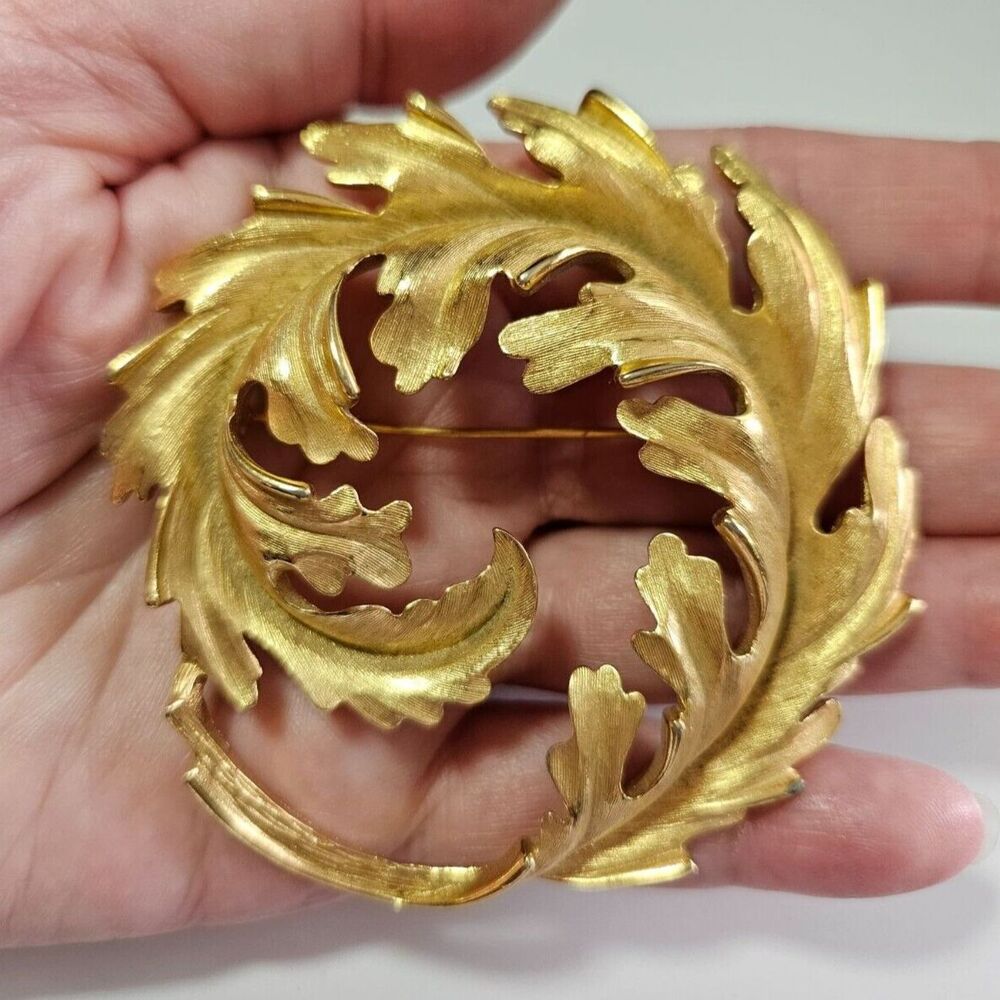 Monet vintage gold tone brooch round swirl leaf feather abstract